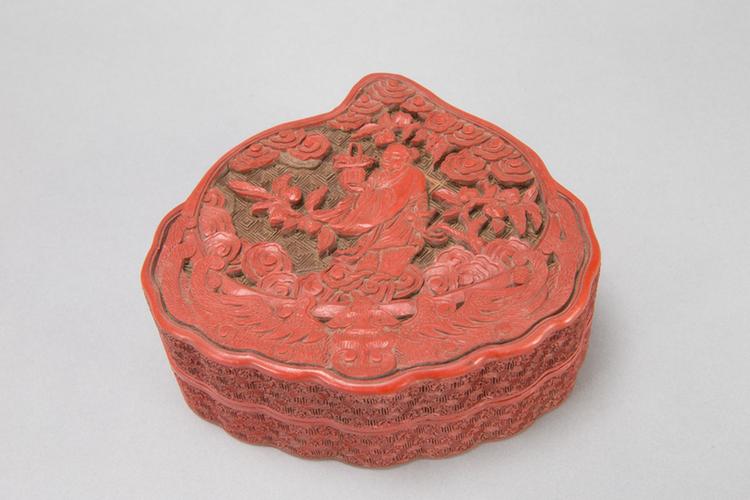 剔红八仙图桃式盒