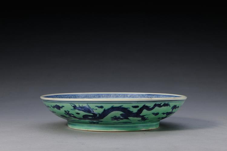 成化款黄地青花云龙外绿地青花龙纹盘