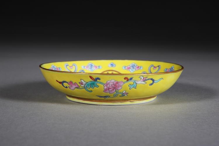 光绪款黄地粉彩描金结带“卍”字“万寿无疆”盘