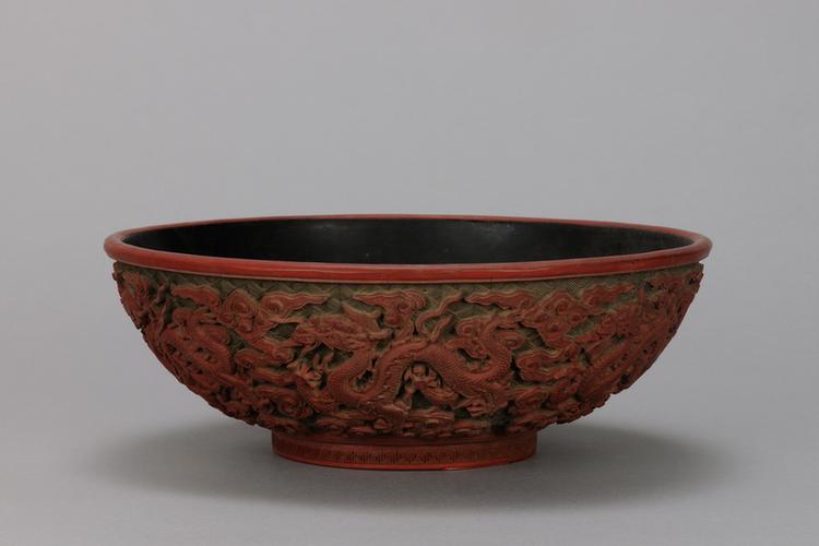 乾隆款剔红云龙纹碗