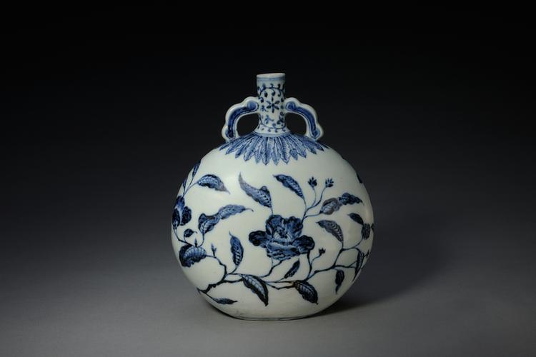 青花折枝花纹双耳扁壶