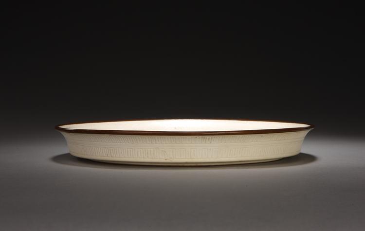 仿定窑白釉划花海水双鱼纹折沿洗