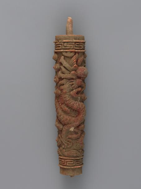 红色云龙纹圆蜡