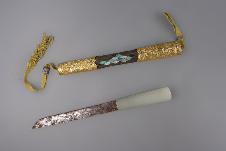 木嵌螺钿染牙包金纸玉柄鞘刀