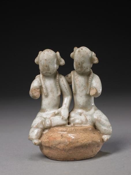 影青瓷双连童子坐像