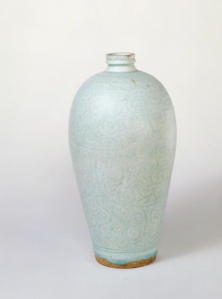 青白釉刻花瓶