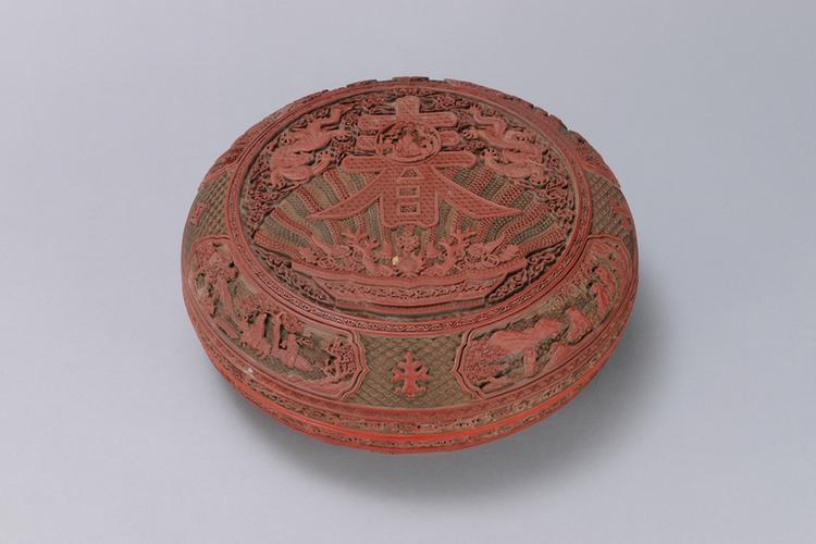 乾隆款剔红寿春图开光山水人物图圆盒