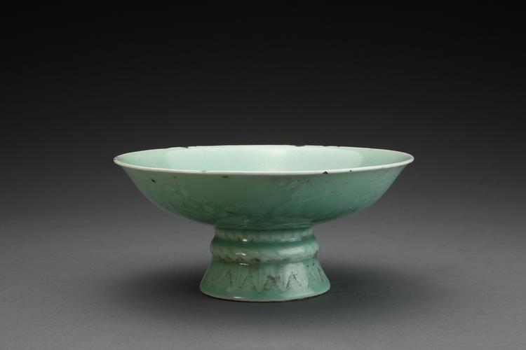 雍正款冬青釉高足碗