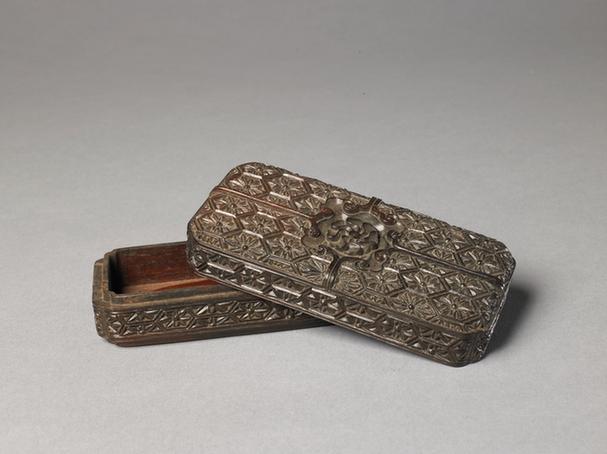 红木雕菊纹委角长方盒