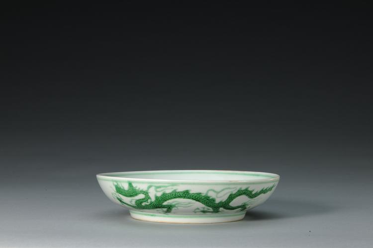 正德款白地暗刻海水绿彩云龙纹盘