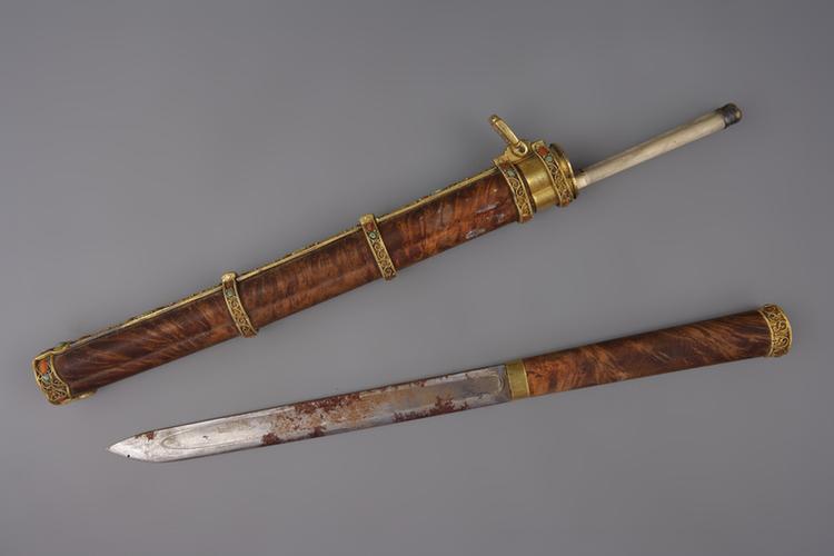 桦木包铜镀金嵌石鞘刀