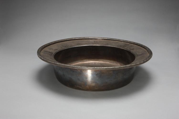 同治款银凿花洗式盆