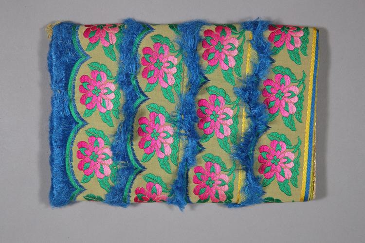 米色纱地牡丹纹绦