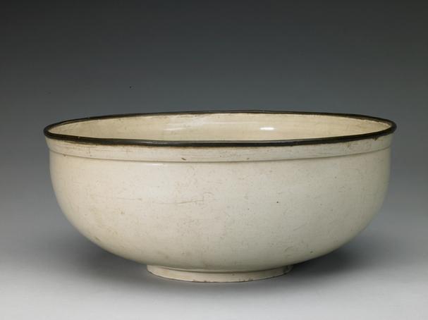 定窑白釉刻划花荷莲纹蒲唇温碗