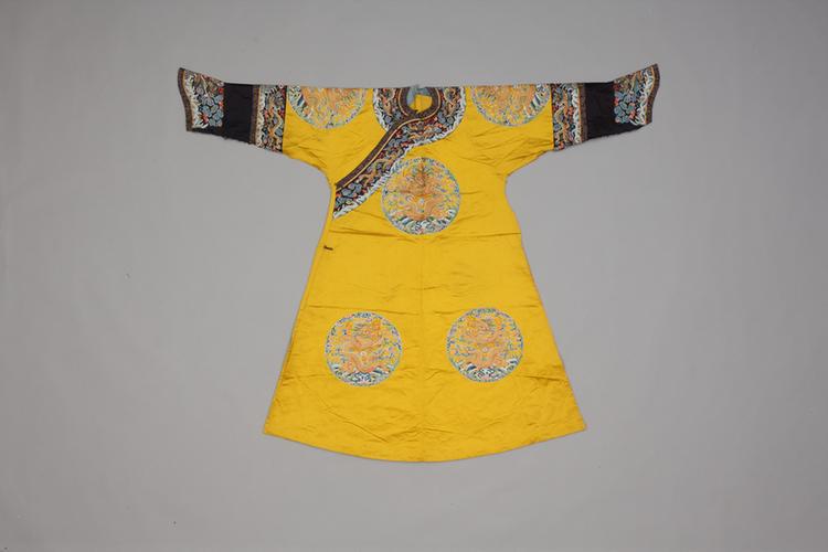 明黄色缎绣八团彩云金龙纹女龙袍拆片