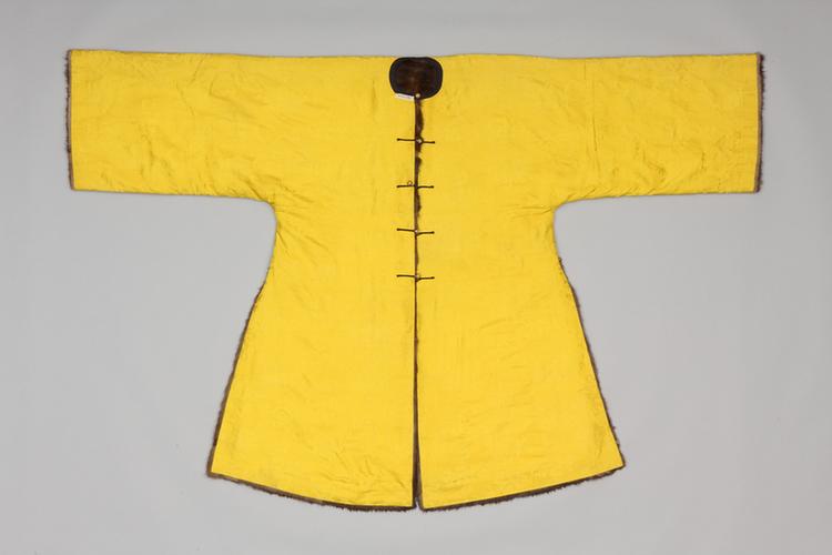 明黄色江山万代纹暗花江绸貂皮端罩