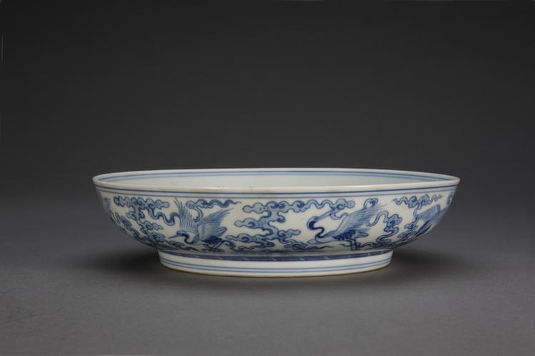 雍正款青花里九桃外云鹤纹盘