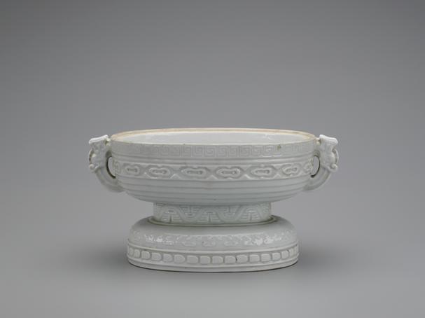 乾隆款白釉凸螭纹簋