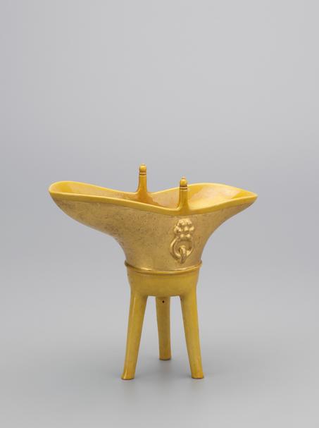 乾隆款黄釉涂金爵