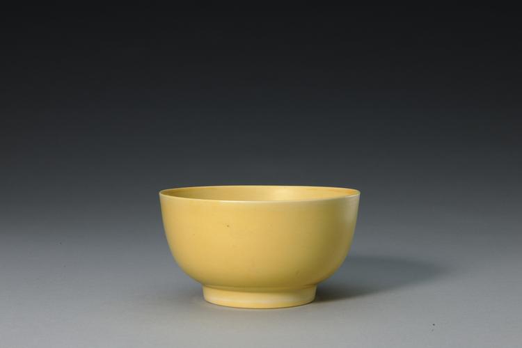 弘治款黄釉墩式碗