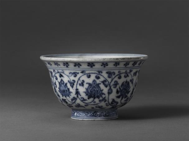 青花缠枝莲纹压手杯