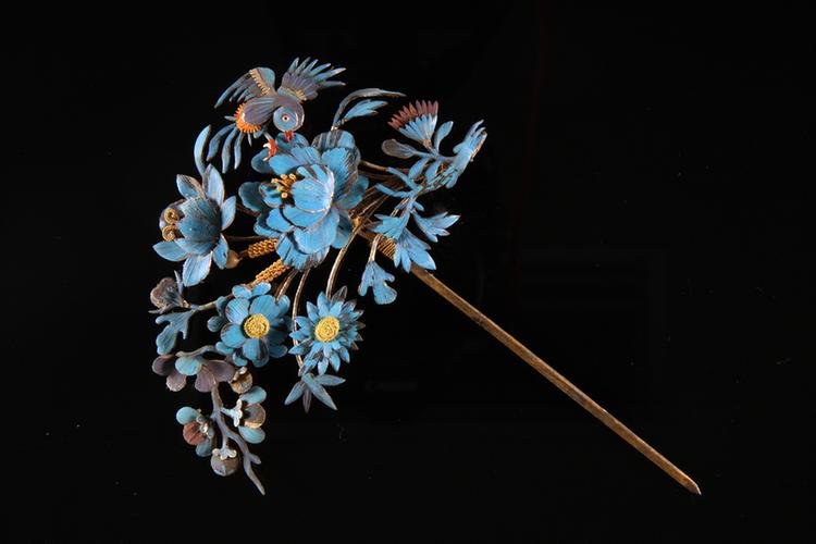 点翠花卉鸟蝶纹头花