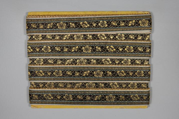 元青色缎地织金冰梅纹绦