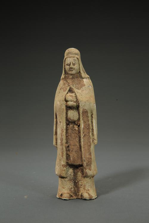 陶黄釉披风衣男立俑