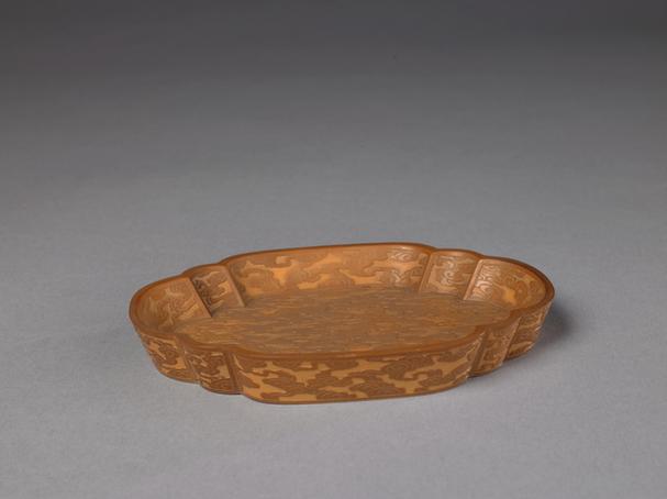 文竹云蝠纹花瓣式盘