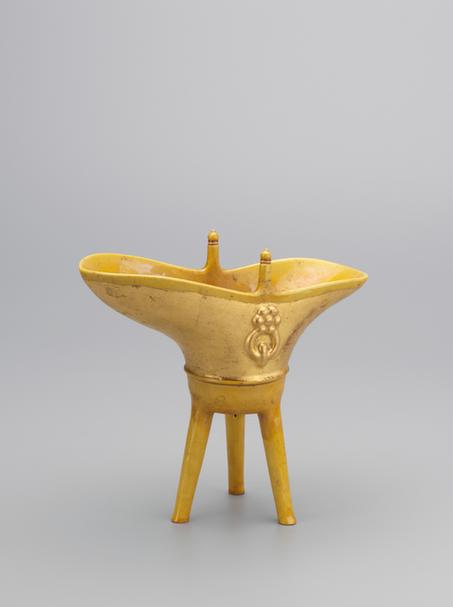 乾隆款黄釉涂金爵