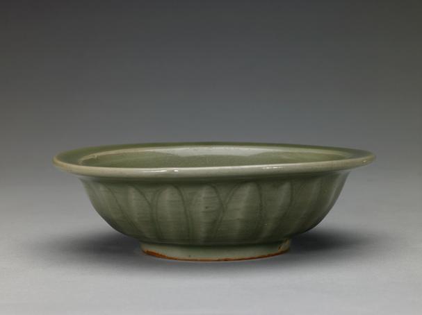 龙泉窑青釉刻双鱼纹折沿洗