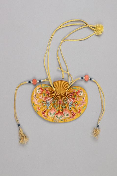 黄色缎绣蝠寿纹椭圆荷包