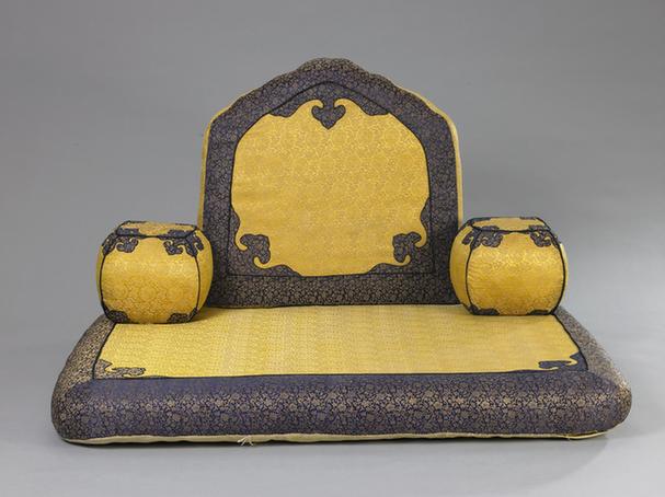 黄色江绸绣云蝠勾莲纹坐褥