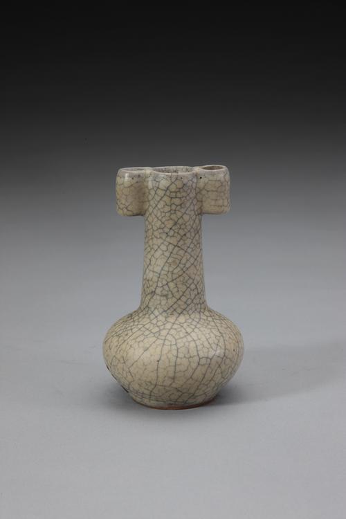 哥窑青釉贯耳瓶