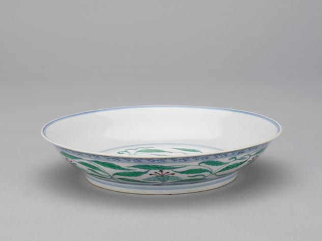 成化款斗彩莲花暗龙纹盘