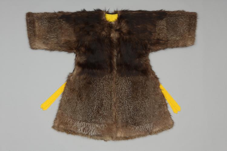 明黄色团龙纹暗花江绸玄狐皮端罩