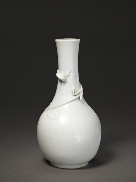 德化窑白釉蟠螭纹直颈瓶