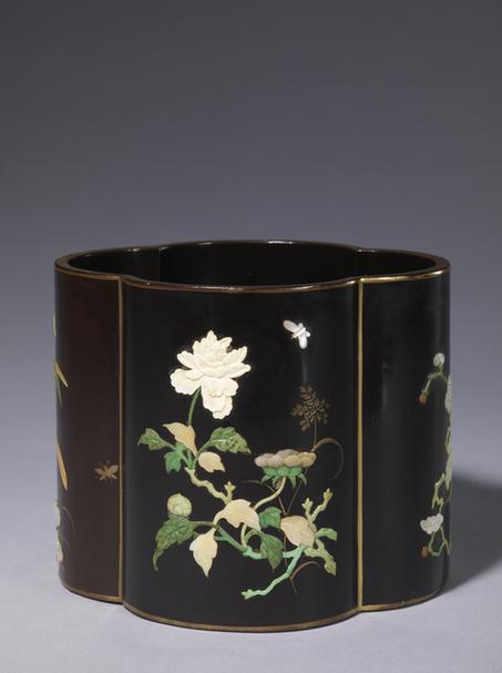 黑漆嵌螺钿象牙花卉纹海棠式笔筒