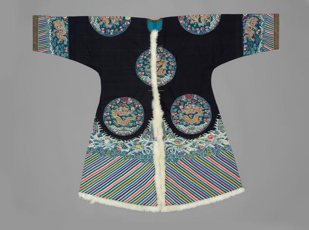 青色缂丝八团万字云蝠金龙纹天马皮边女龙褂