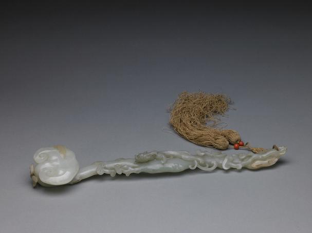 青玉浮雕蟠螭灵芝式如意