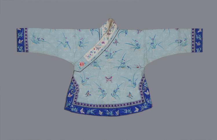 月白色绸绣花蝶纹采莲袄裤