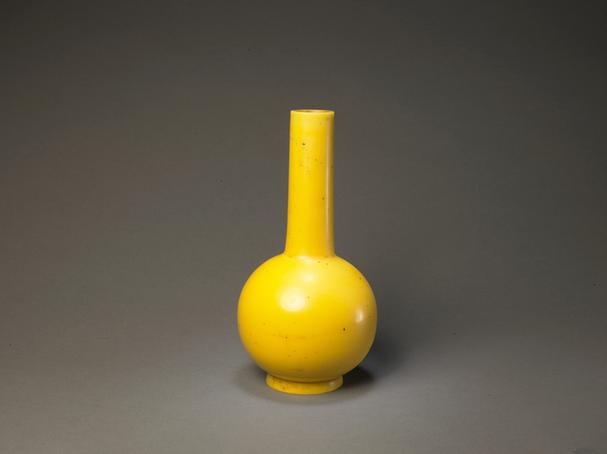 乾隆款黄色玻璃光素直口瓶