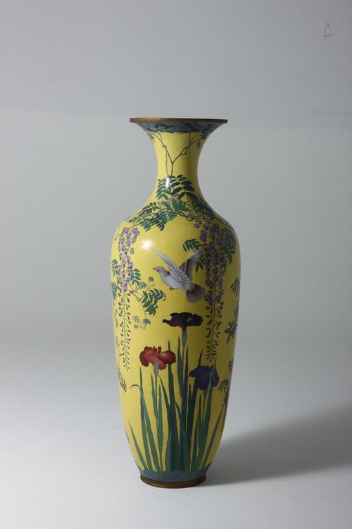 黄地藤萝灰鸽纹七宝烧大瓶