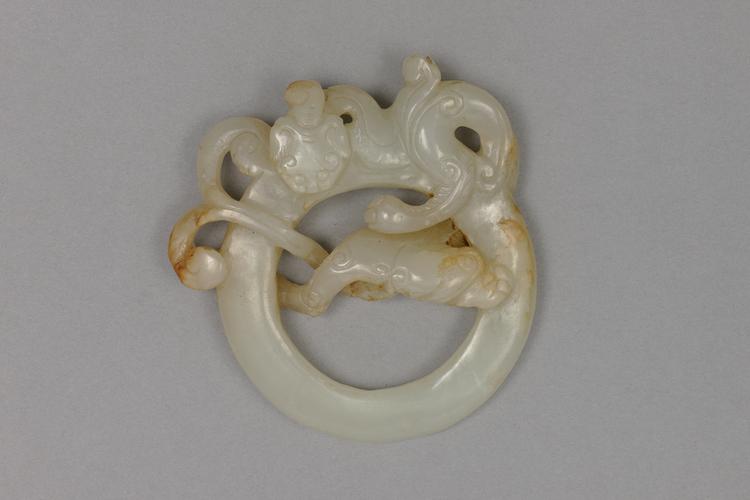 白玉镂雕螭环佩