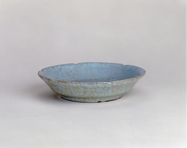 官窑粉青釉刻御题诗文葵口盘