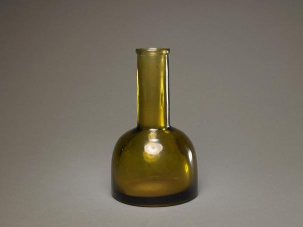 嘉庆款茶色玻璃光素马蹄式尊