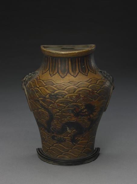 描彩漆海水双龙纹双兽耳壁瓶