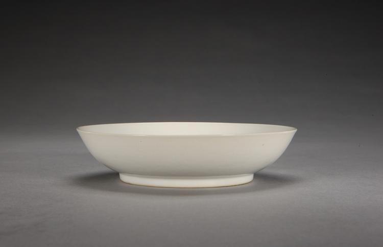 康熙款白釉暗划团寿字云龙纹盘