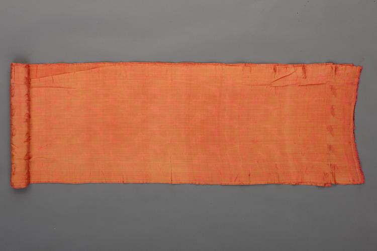 杏黄色百蝶纹绉绸