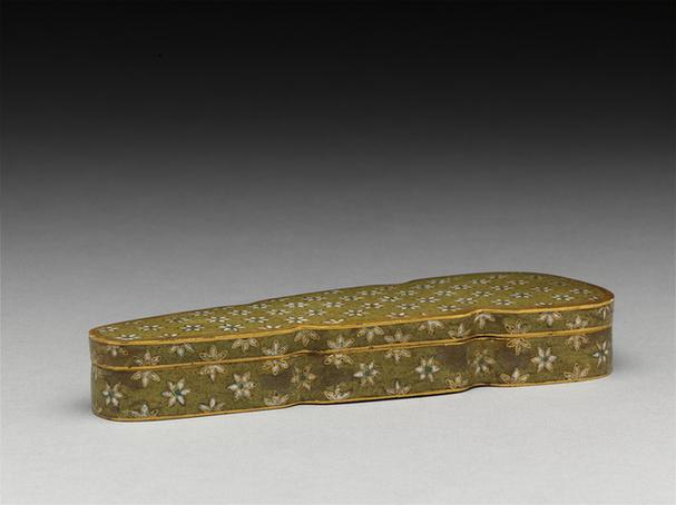 掐丝珐琅锦地花卉纹琴式盒